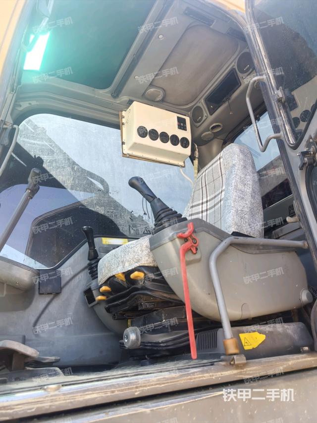 駕駛室整體(整機(jī)外觀) 駕駛室整體(整機(jī)外觀)