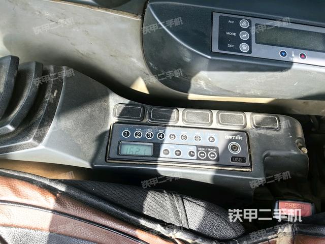 座椅右側(cè)控制臺/鑰匙門/油門/含右手柄（駕駛室部分）