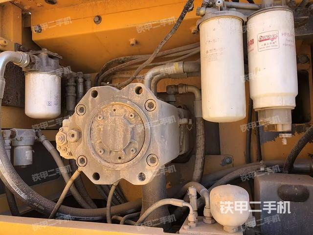 液壓泵艙室正面整體（整機外觀）