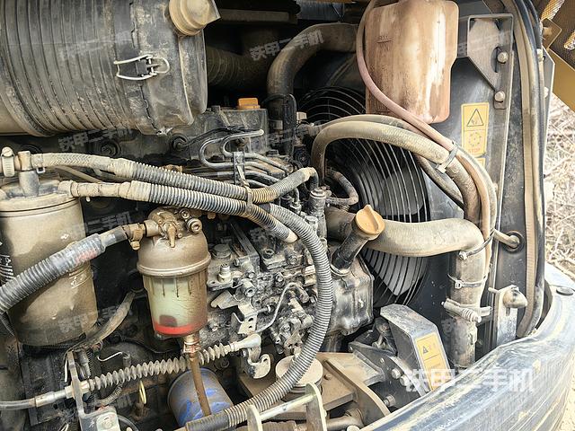 液压泵舱室正面整体（整机外观）