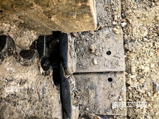 左驅(qū)動輪（行走機構(gòu)）