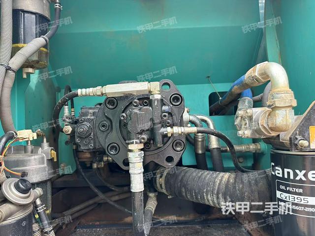 液压泵舱室正面整体（整机外观）