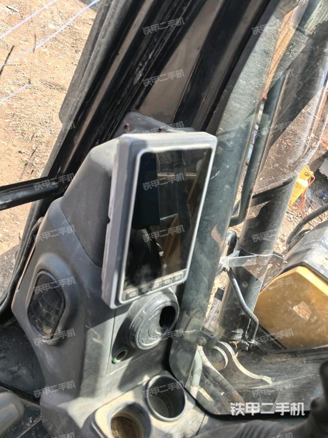 行走控制手柄和踏板?俯拍（駕駛室部分）