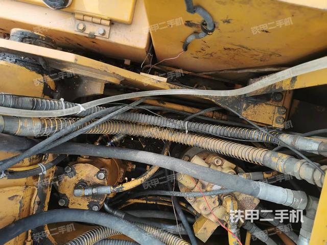 回轉(zhuǎn)馬達(dá)和主控閥（整機(jī)外觀）