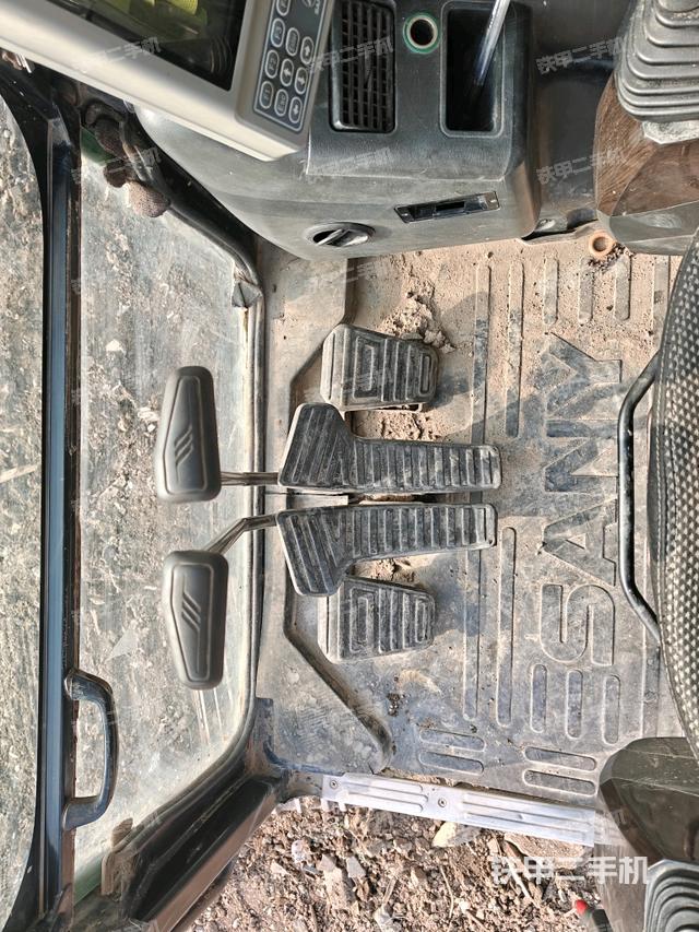 行走控制手柄和踏板?俯拍（駕駛室部分）