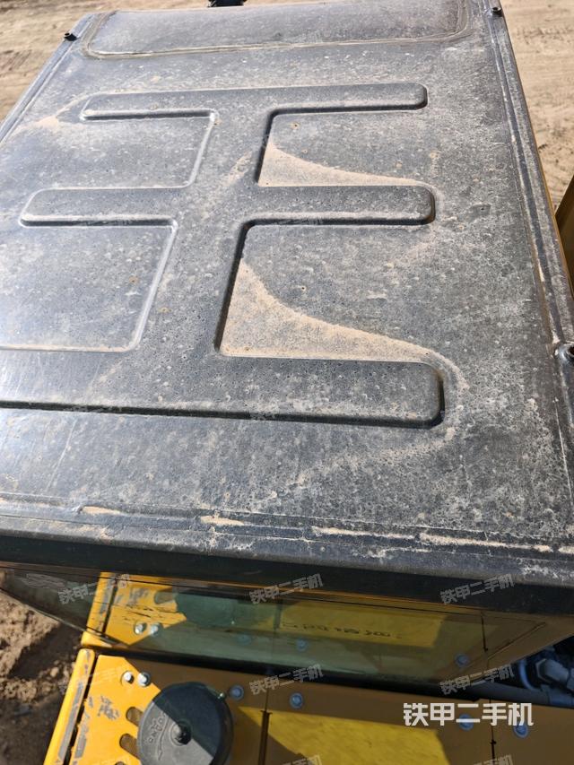 駕駛室頂部(整機(jī)外觀) 駕駛室頂部(整機(jī)外觀)