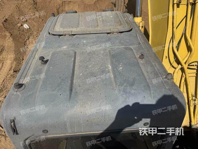 駕駛室頂部(整機(jī)外觀) 駕駛室頂部(整機(jī)外觀)