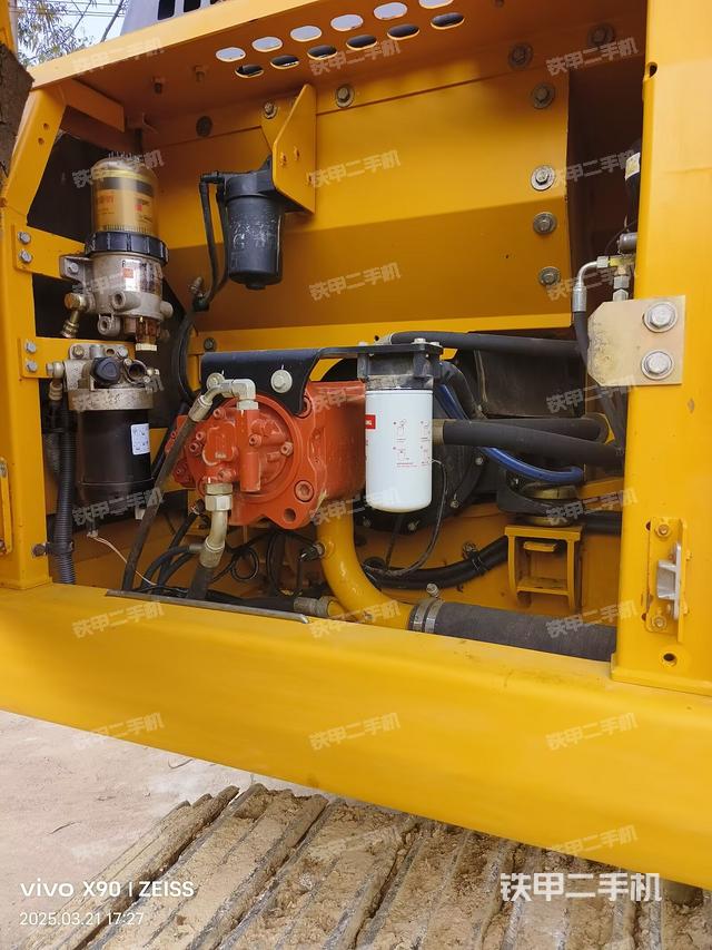 液壓泵艙室正面整體（整機(jī)外觀）