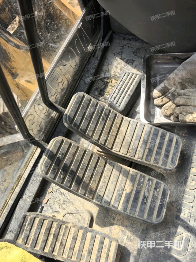 行走控制手柄和踏板?俯拍（駕駛室部分）