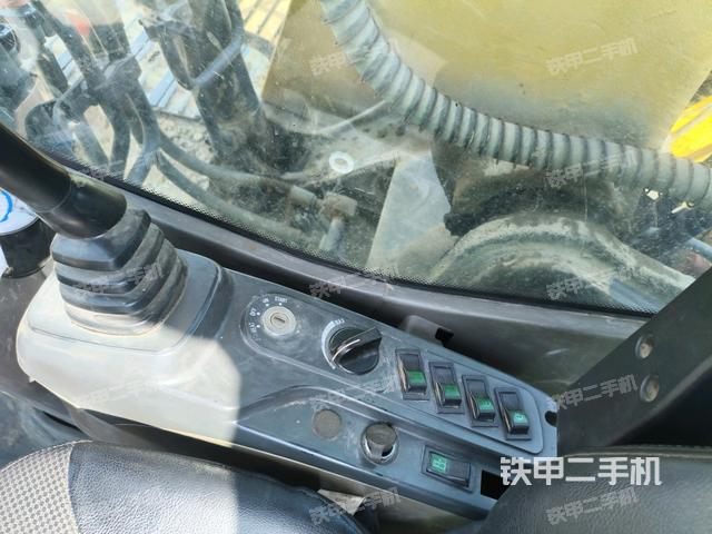 座椅左側控制臺/音響/含左手柄(駕駛室部分) 座椅左側控制臺/音響/含左手柄(駕駛室部分)