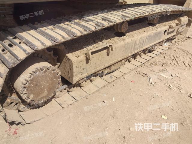 單側(cè)履帶整體(整機(jī)外觀) 單側(cè)履帶整體(整機(jī)外觀)