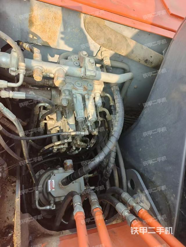 回转马达和主控阀（整机外观）