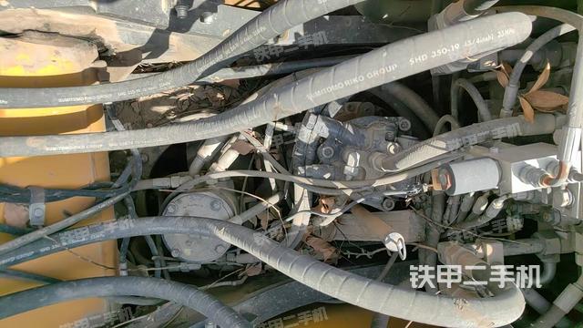 回轉(zhuǎn)馬達(dá)和主控閥（整機(jī)外觀）