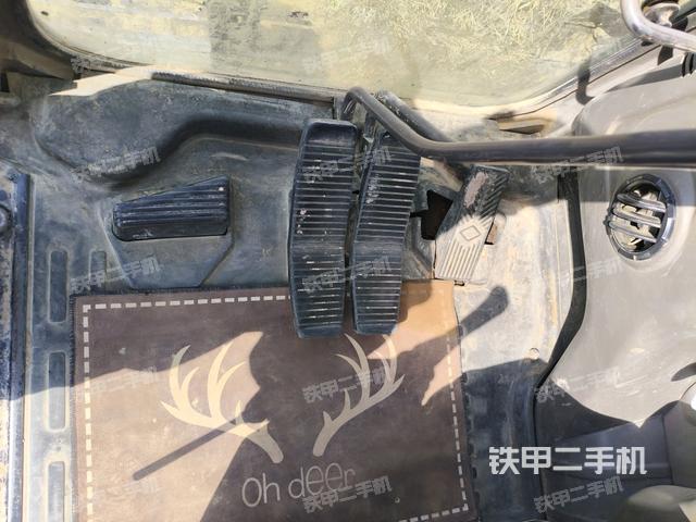 行走控制手柄和踏板?俯拍(駕駛室部分) 行走控制手柄和踏板?俯拍(駕駛室部分)