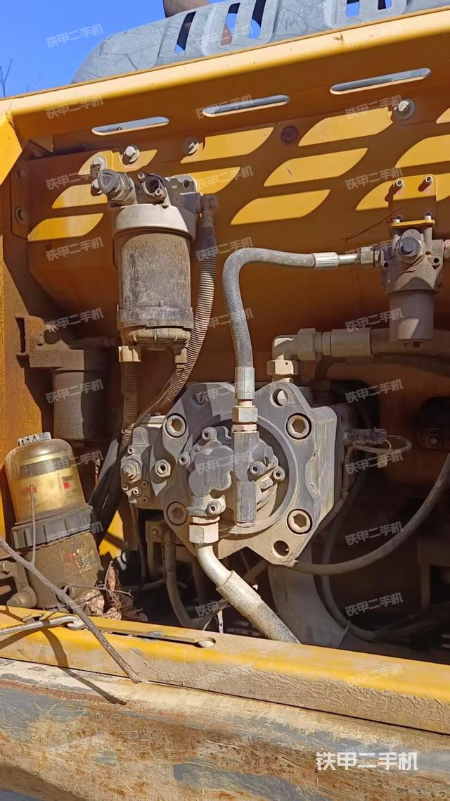 液壓泵艙室正面整體(整機(jī)外觀) 液壓泵艙室正面整體(整機(jī)外觀)