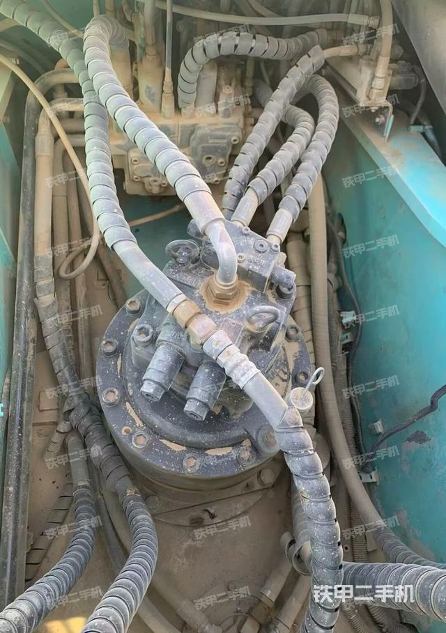 回轉(zhuǎn)馬達(dá)和主控閥（整機(jī)外觀）