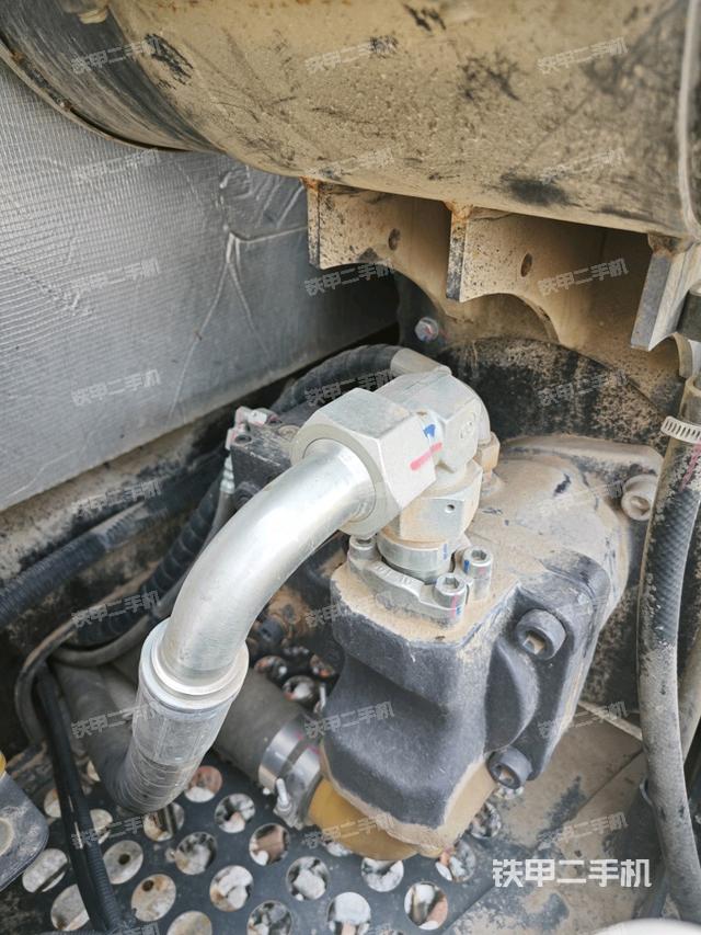 液壓泵艙室正面整體（整機外觀）