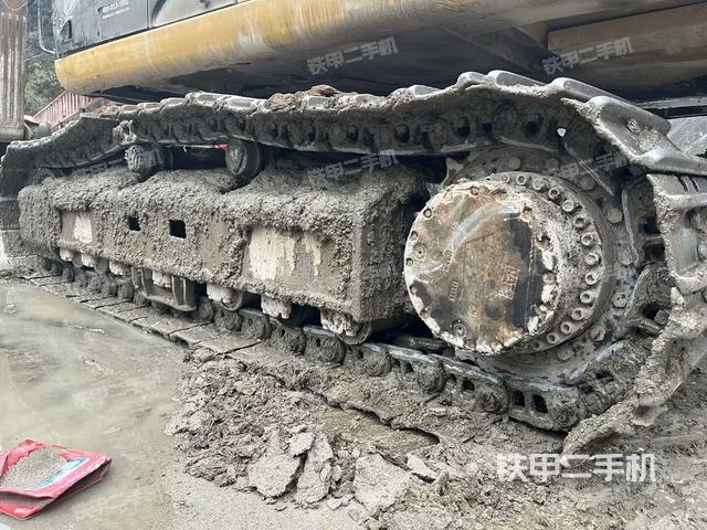 單側(cè)履帶整體(整機(jī)外觀) 單側(cè)履帶整體(整機(jī)外觀)