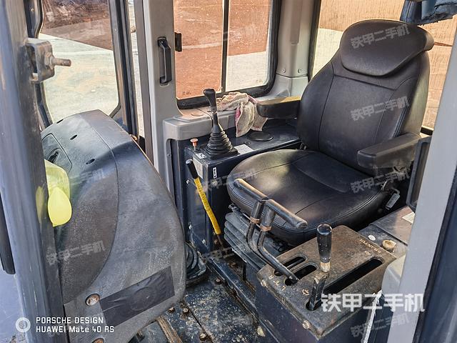 駕駛室操作臺(tái)（設(shè)備外觀及核心部件）