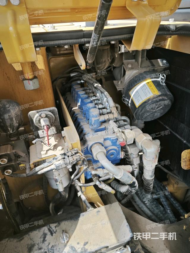 回轉馬達和主控閥（整機外觀）