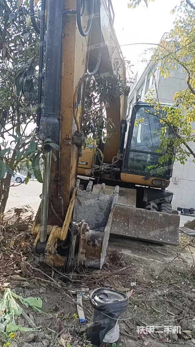 駕駛室頂部(整機(jī)外觀) 駕駛室頂部(整機(jī)外觀)