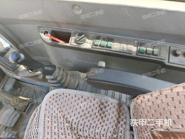 座椅右側(cè)控制臺(tái)/鑰匙門(mén)/油門(mén)/含右手柄（駕駛室部分）