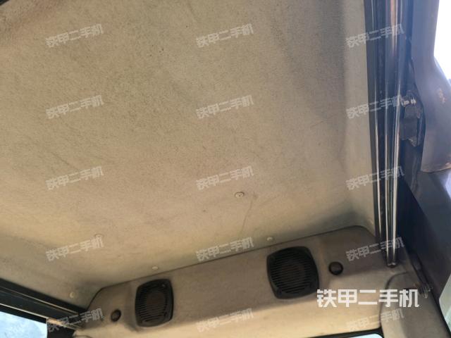 行走控制手柄和踏板?俯拍（駕駛室部分）