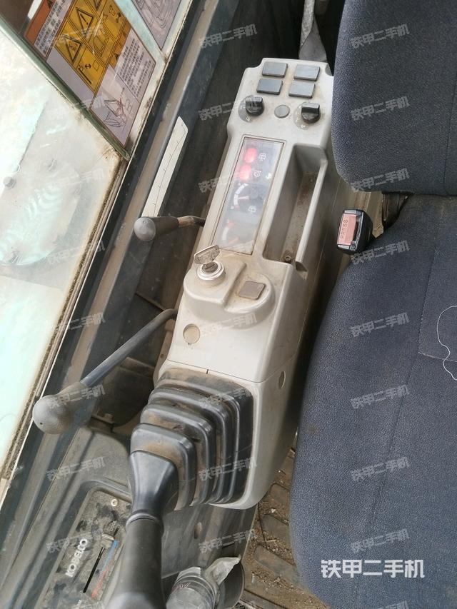 座椅右側(cè)控制臺/鑰匙門/油門/含右手柄（駕駛室部分）