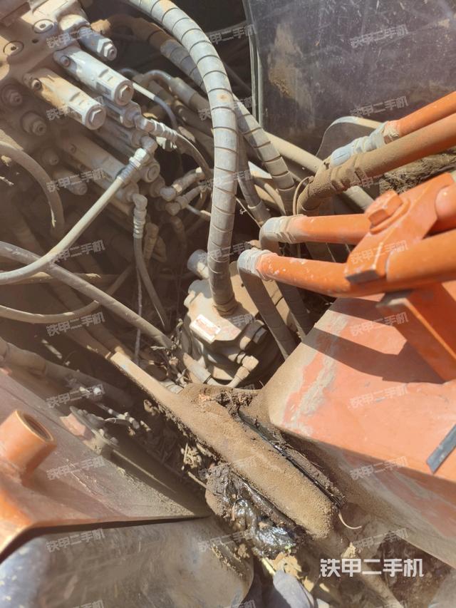 回轉(zhuǎn)馬達(dá)和主控閥（整機(jī)外觀）