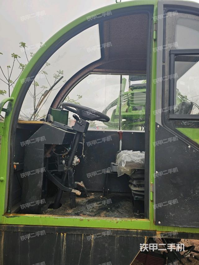 駕駛室正側(cè)（駕駛室/操作室）