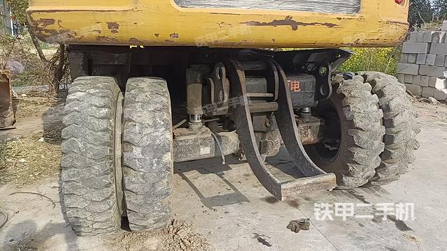 單側(cè)履帶整體(整機(jī)外觀) 單側(cè)履帶整體(整機(jī)外觀)