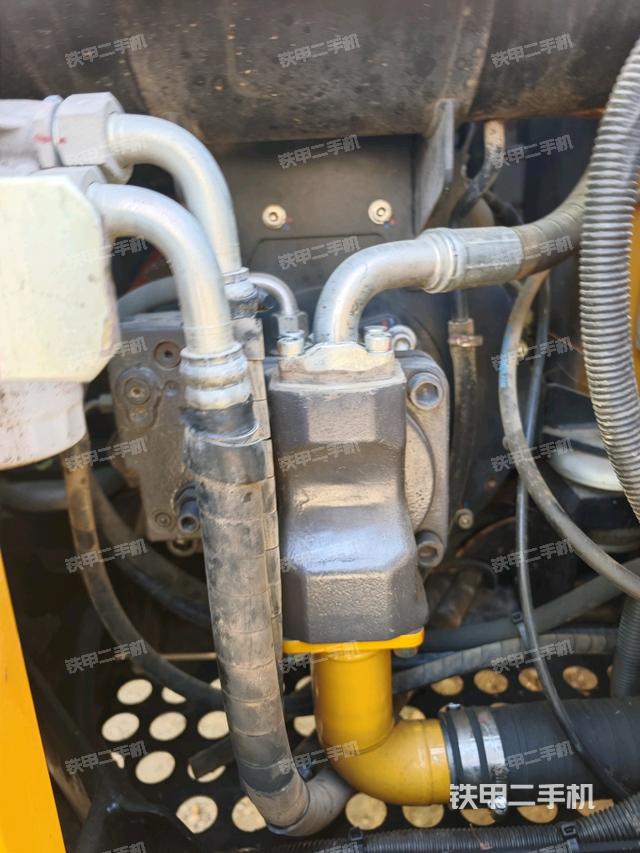 液壓泵艙室正面整體(整機(jī)外觀) 液壓泵艙室正面整體(整機(jī)外觀)