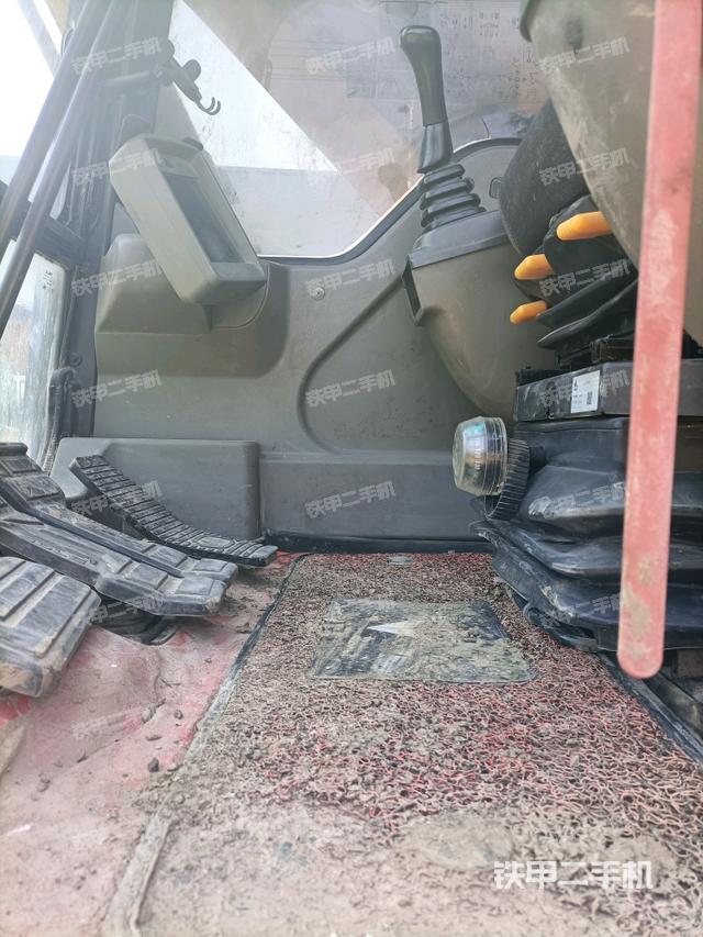 行走控制手柄和踏板?俯拍（駕駛室部分）