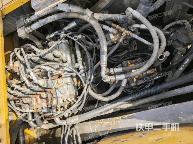 回轉(zhuǎn)馬達(dá)和主控閥（整機(jī)外觀）