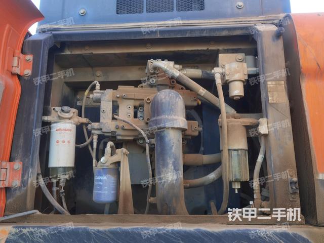 液壓泵艙室正面整體（整機外觀）