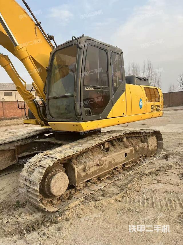 駕駛室整體(整機(jī)外觀) 駕駛室整體(整機(jī)外觀)