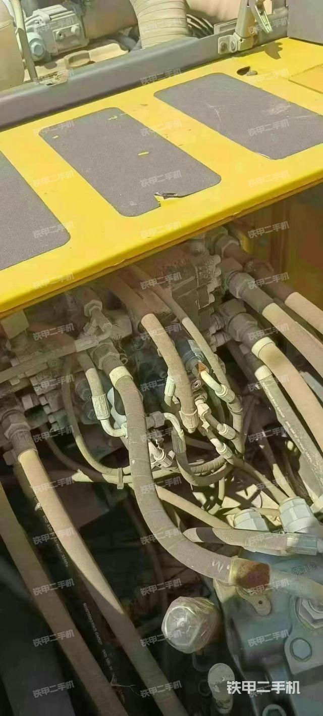 回轉(zhuǎn)馬達(dá)和主控閥（整機(jī)外觀）