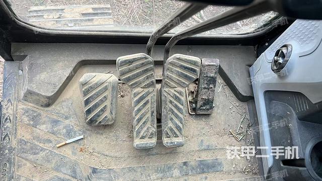 行走控制手柄和踏板?俯拍（駕駛室部分）