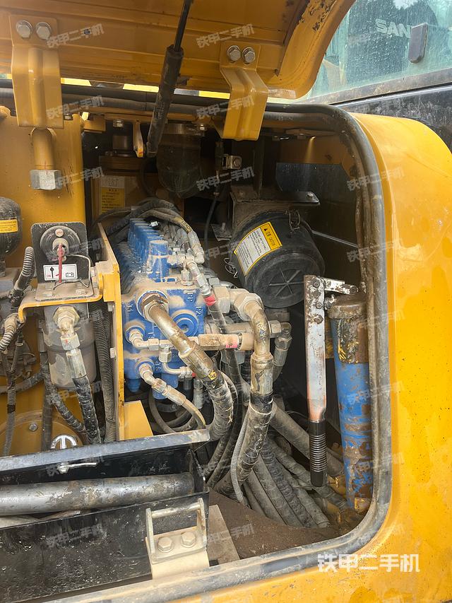 回转马达和主控阀（整机外观）