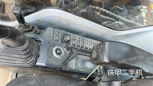 座椅右側(cè)控制臺/鑰匙門/油門/含右手柄（駕駛室部分）