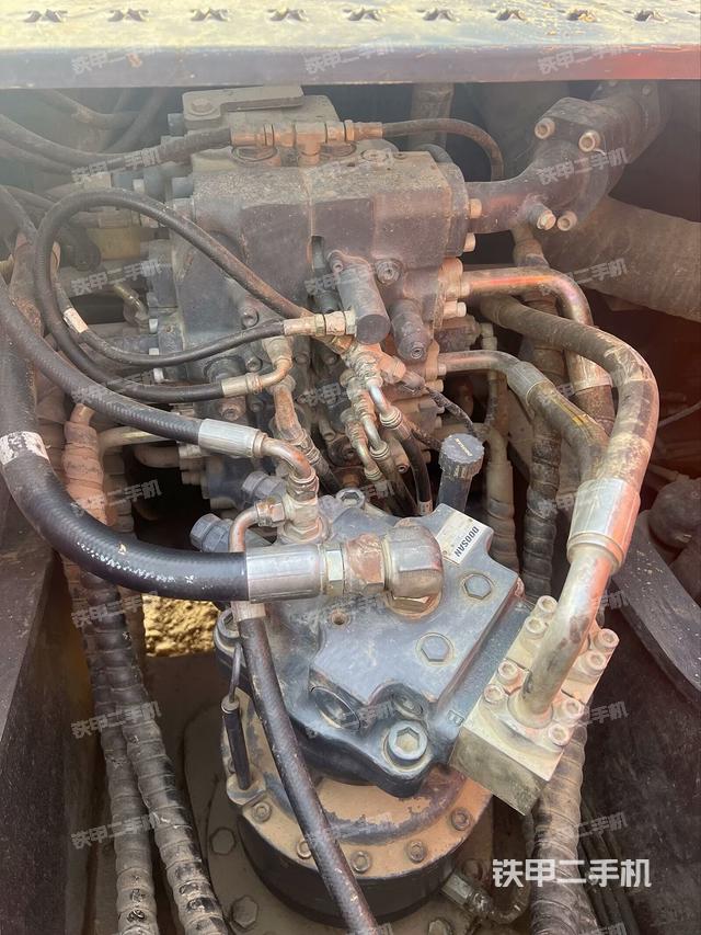 回转马达和主控阀（整机外观）