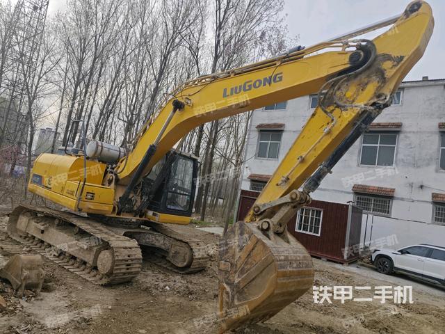 駕駛室頂部(整機(jī)外觀) 駕駛室頂部(整機(jī)外觀)