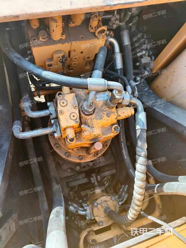 回轉(zhuǎn)馬達(dá)和主控閥（整機(jī)外觀）