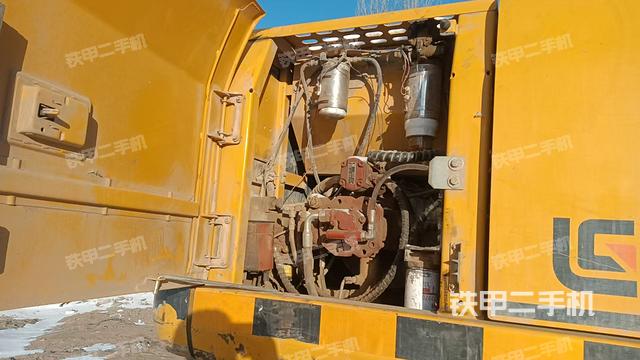 液壓泵艙室正面整體(整機(jī)外觀) 液壓泵艙室正面整體(整機(jī)外觀)