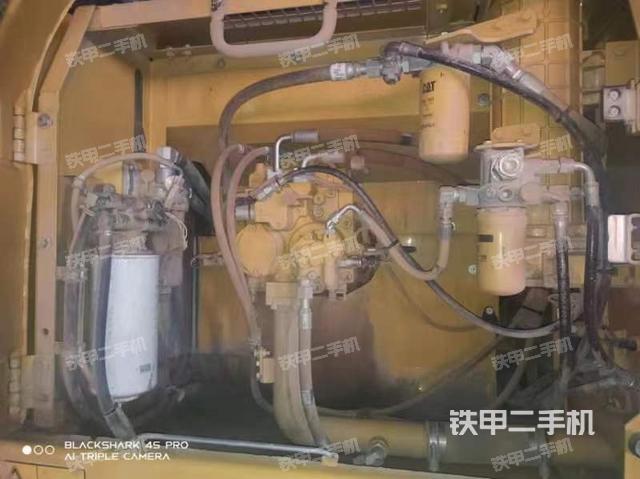 液压泵舱室正面整体（整机外观）