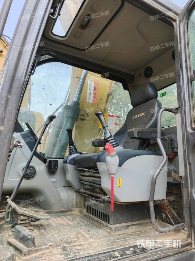 駕駛室整體（整機外觀）