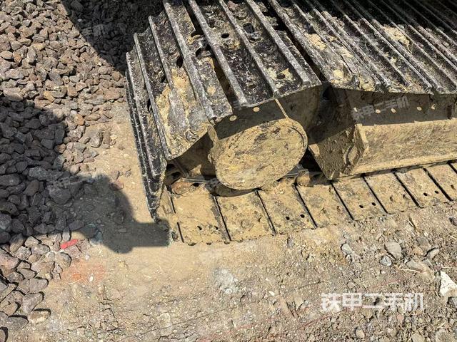 單側(cè)履帶整體(整機(jī)外觀) 單側(cè)履帶整體(整機(jī)外觀)