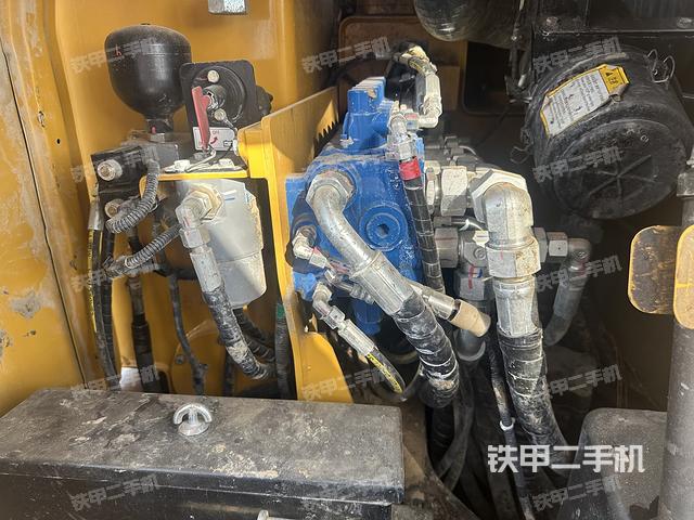 回轉(zhuǎn)馬達(dá)和主控閥(整機(jī)外觀) 回轉(zhuǎn)馬達(dá)和主控閥(整機(jī)外觀)