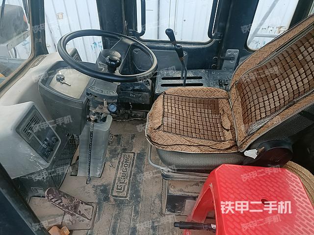 駕駛室工作臺(tái)(整機(jī)外觀及大件) 駕駛室工作臺(tái)(整機(jī)外觀及大件)