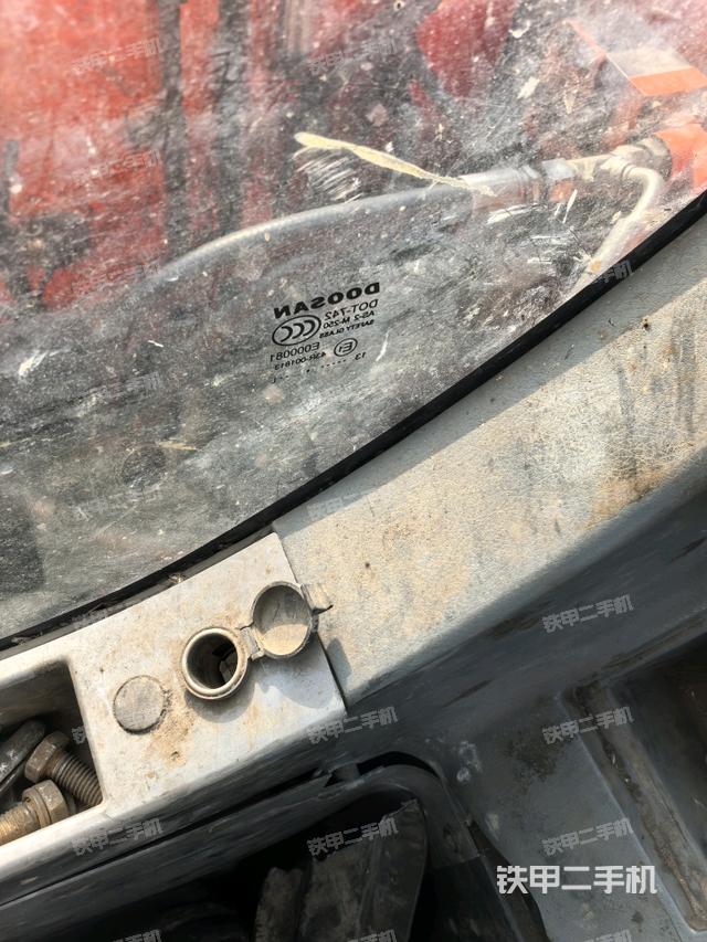 行走控制手柄和踏板?俯拍（駕駛室部分）